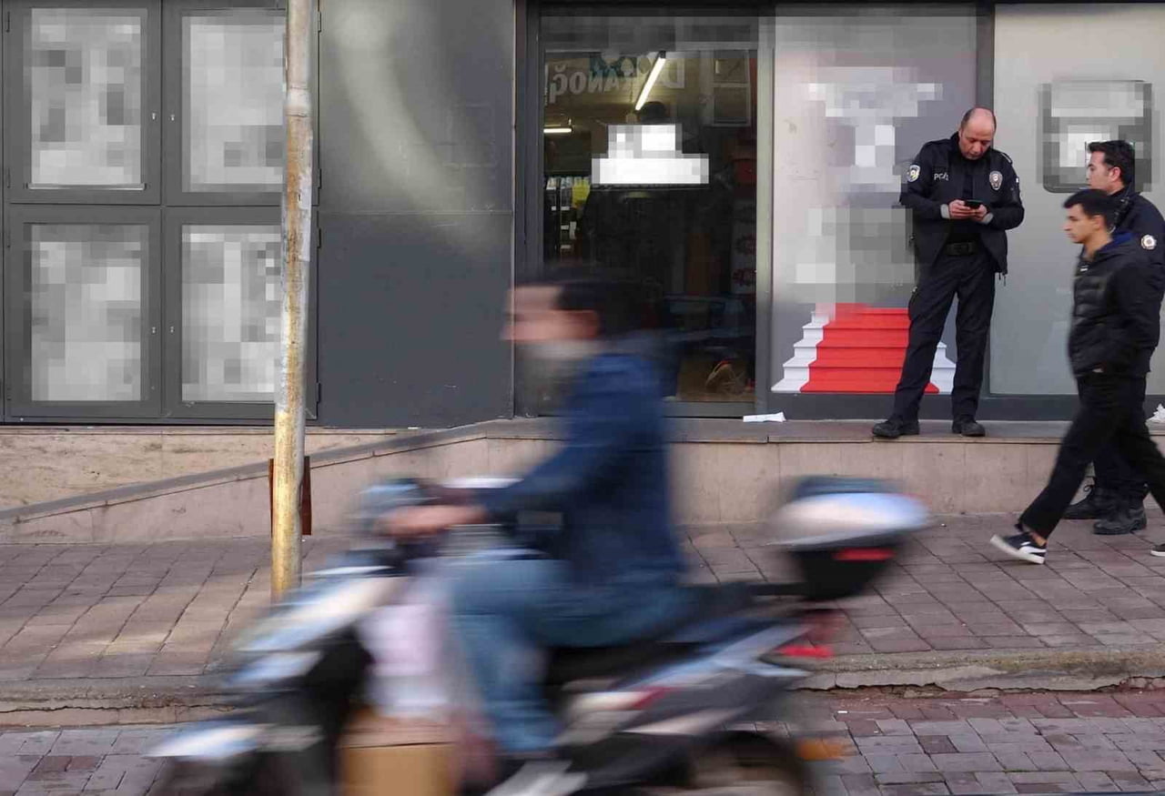 ANTALYA'DA BİR ZİNCİR MARKET ŞUBESİNE GİREN VE HIRSIZLIK YAPMAK İSTEYEN ŞAHIS, KENDİSİNİ FARK...