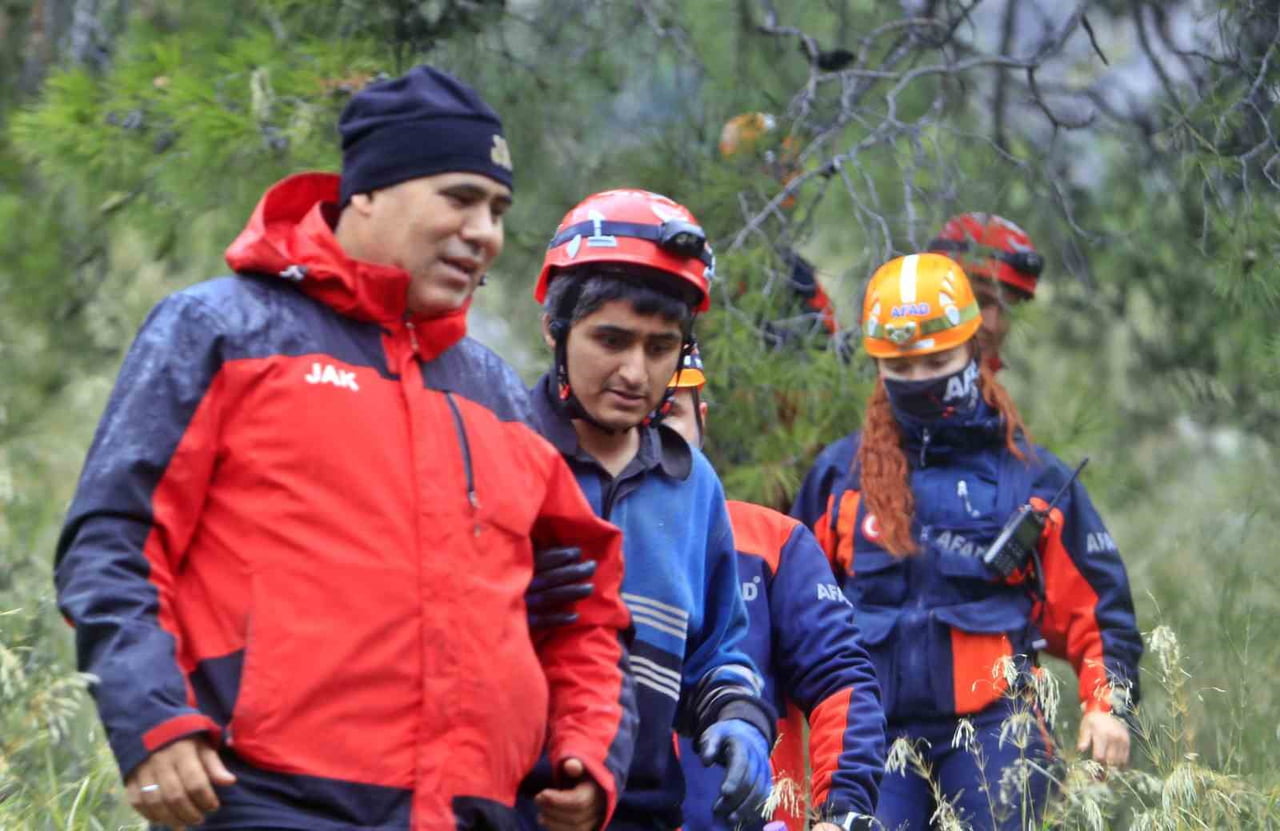 ANTALYA'DA DAĞDA MAHSUR KALDIKTAN SONRA YARDIM ÇIĞLIĞINI DÖRDÜNCÜ GÜN DUYURABİLEN GENÇ, İHBARLA...