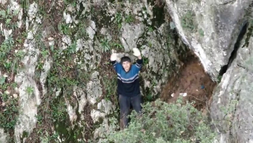 ANTALYA'DA DAĞDA MAHSUR KALDIKTAN SONRA YARDIM ÇIĞLIĞINI DÖRDÜNCÜ GÜN DUYURABİLEN GENÇ, İHBARLA...