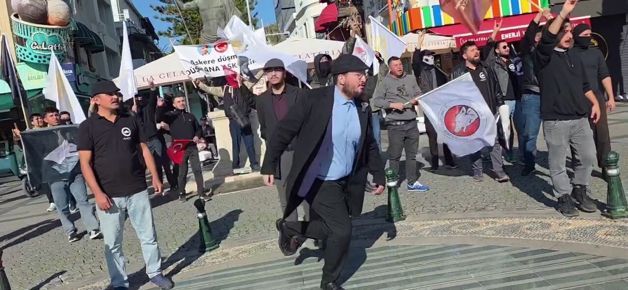 ANTALYA'DA GÖRÜŞ AYRILIKLARI BULUNAN VE BASIN AÇIKLAMASI SIRASINDA KARŞI KARŞIYA GELEN İKİ GRUP...