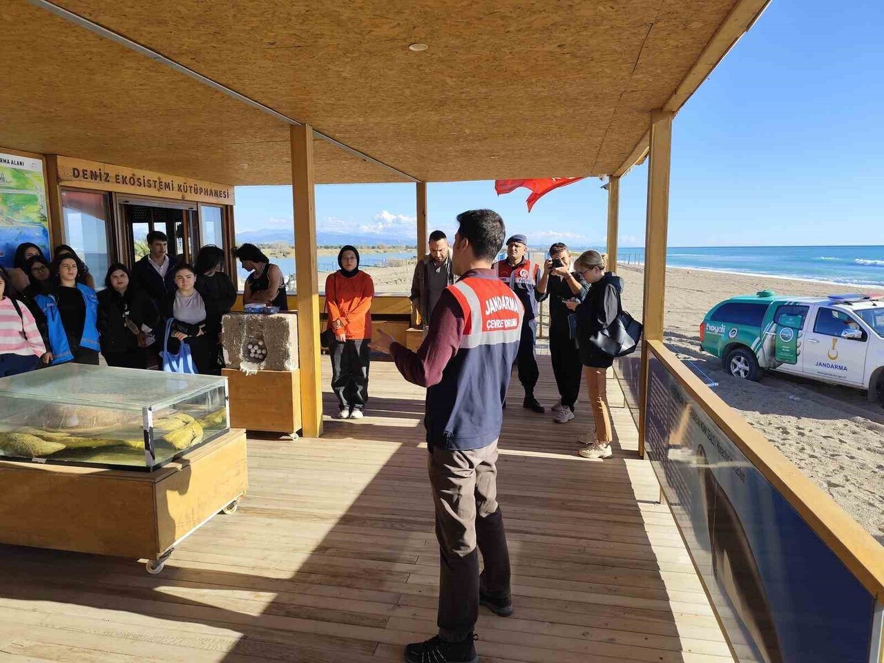 ANTALYA'DA JANDARMA EKİPLERİ, ÜNİVERSİTE ÖĞRENCİLERİNE ÇEVRE KORUMA EĞİTİMİ VERDİ, ARDINDAN KIYI...