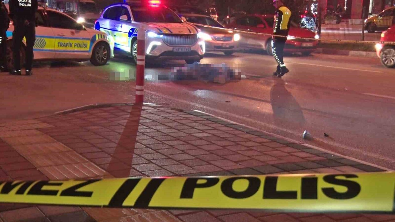 ANTALYA'DA KAMYONUN İLE ÇARPIŞAN MOTOSİKLETİN 17 YAŞINDAKİ SÜRÜCÜSÜ OLAY YERİNDE HAYATINI...