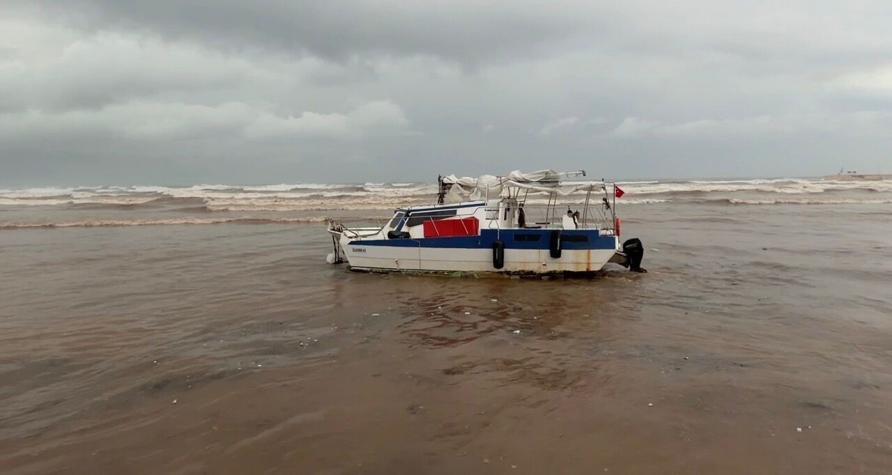ANTALYA'DA SAĞANAK YAĞMUR VE FIRTINA ÖĞLE SAATLERİNDEN İTİBAREN ETKİSİNİ GÖSTERİRKEN FİNİKE...