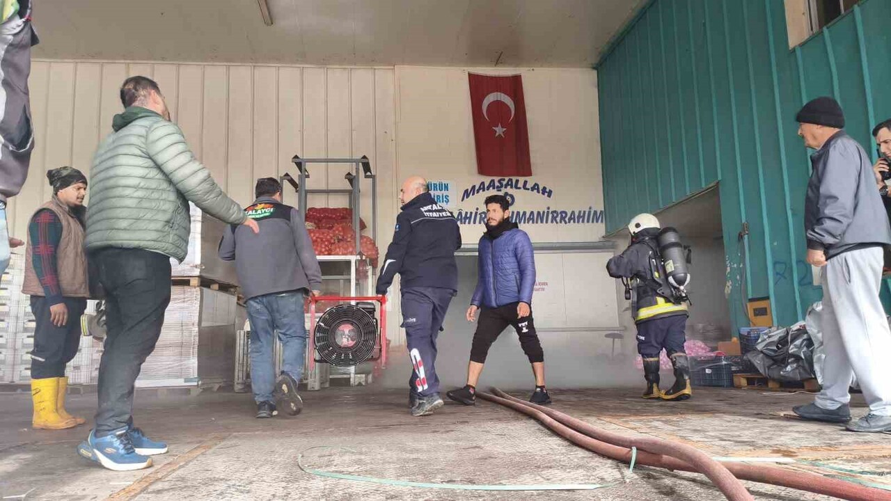 ANTALYA'DA SOĞUK HAVA DEPOSUNDA ÇIKAN YANGIN PANİĞE NEDEN OLDU. YANGIN İTFAŞYE EKİPLERİNİN HIZLI...