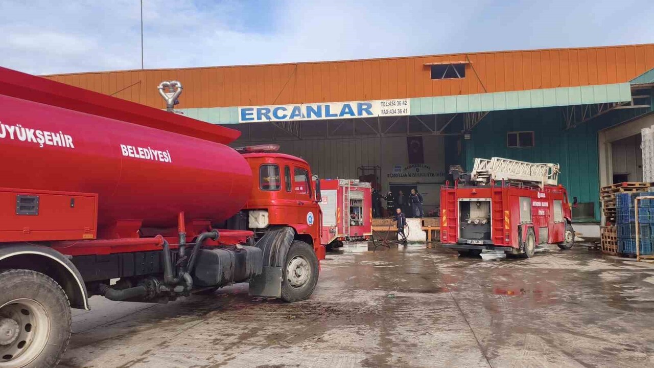 ANTALYA'DA SOĞUK HAVA DEPOSUNDA ÇIKAN YANGIN PANİĞE NEDEN OLDU. YANGIN İTFAŞYE EKİPLERİNİN HIZLI...