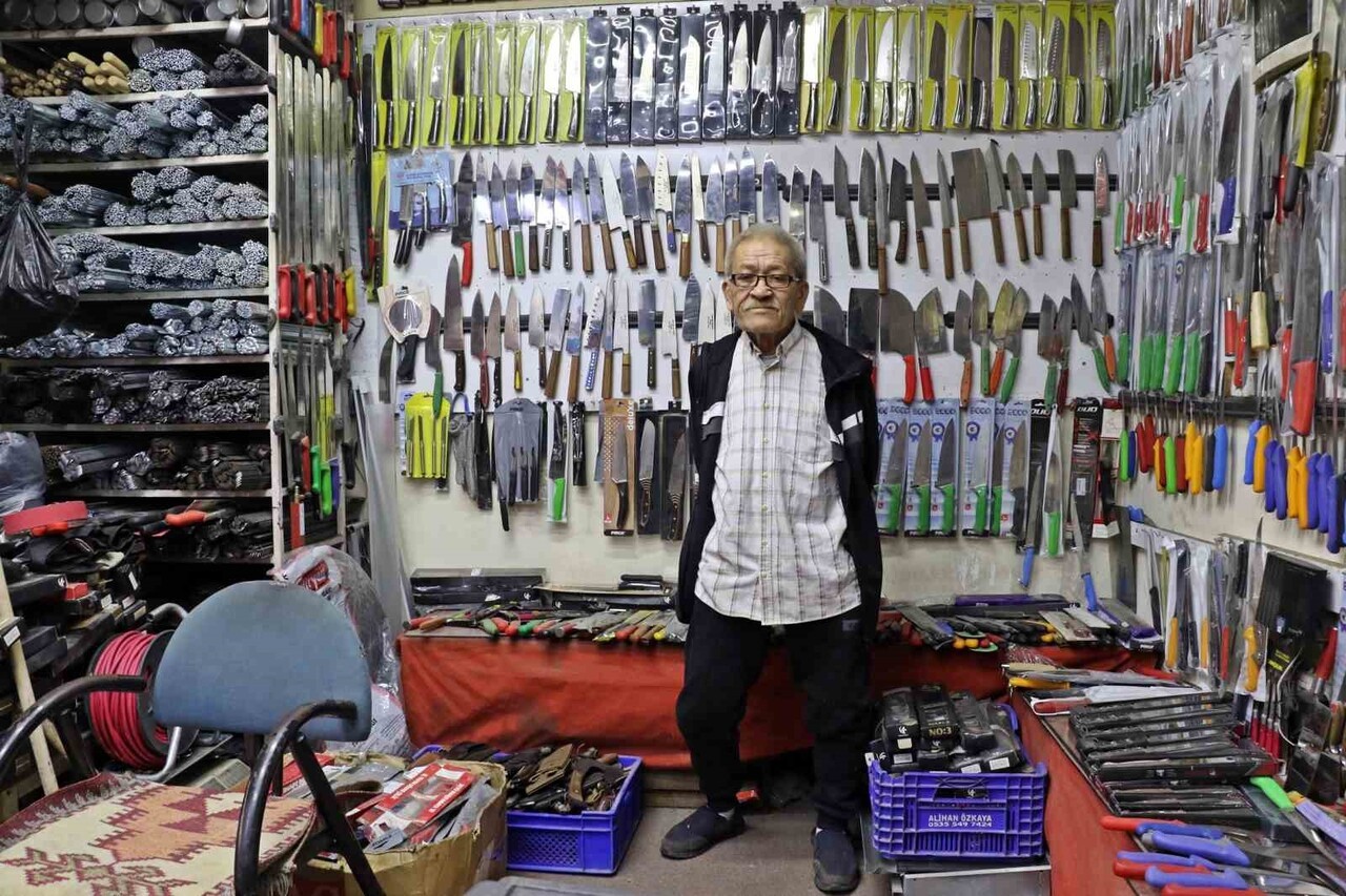 ANTALYA'DA YAŞAYAN 65 YAŞINDAKİ BIÇAK BİLEME USTASI MEHMET ŞAKAR, DEDEDEN TORUNA MİRAS KALAN...