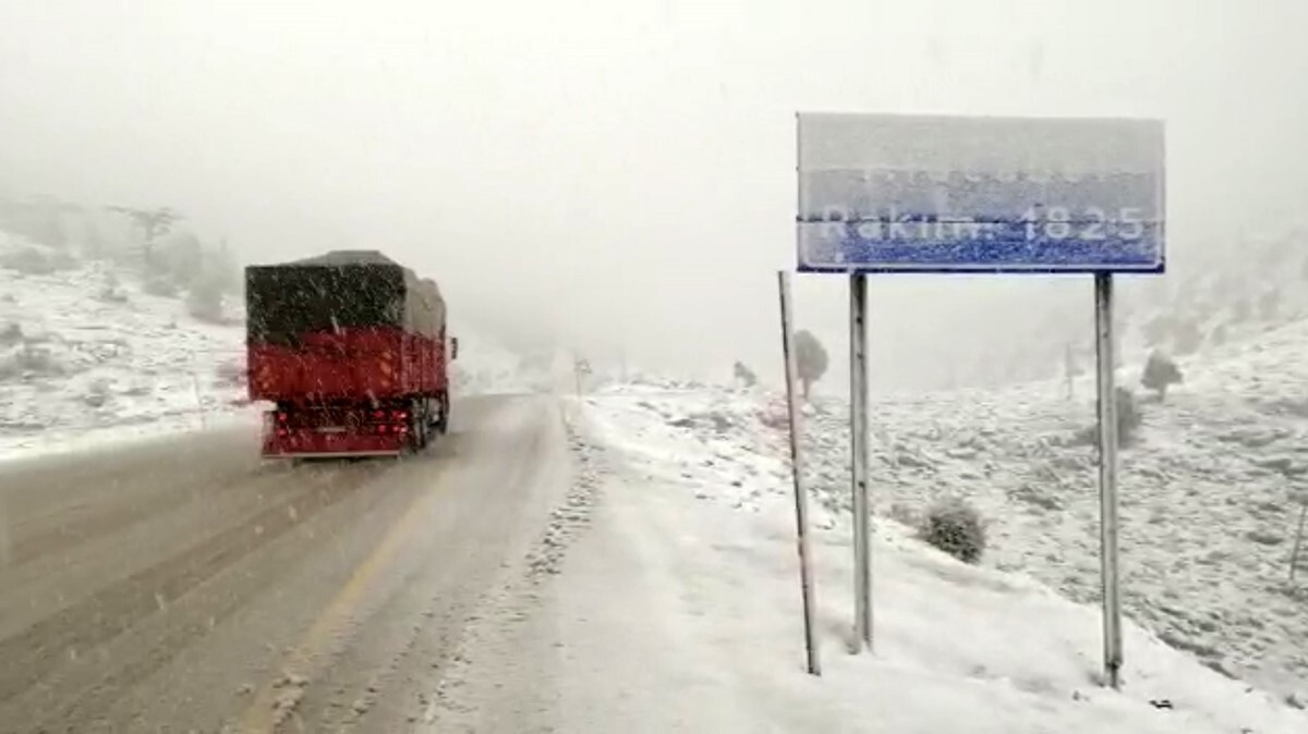 ANTALYA'NIN AKSEKİ İLÇESİNDE BİN 825 METRE RAKIMLI ALACABEL'DE DÜN AKŞAM SAATLERİNDE BAŞLAYAN KAR...