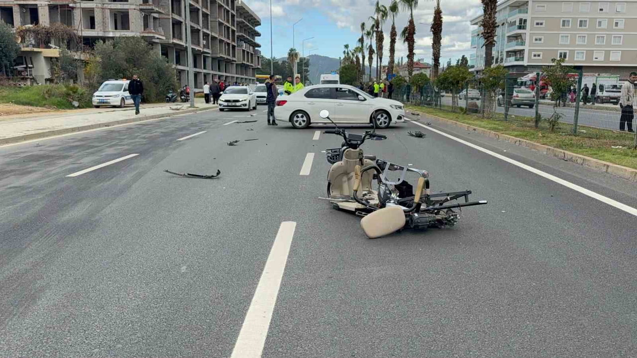 ANTALYA'NIN GAZİPAŞA İLÇESİNDE MEYDANA GELEN TRAFİK KAZASINDA, ÜÇ TEKERLEKLİ AKÜLÜ MOTOSİKLET...