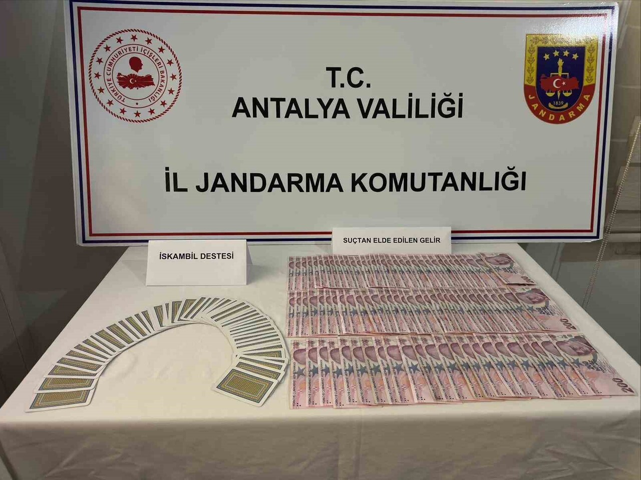 ANTALYA'NIN KAŞ İLÇESİNDE JANDARMA EKİPLERİ TARAFINDAN BİR KAHVEHANEDE YAPILAN KONTROLDE 6 ŞAHSA...