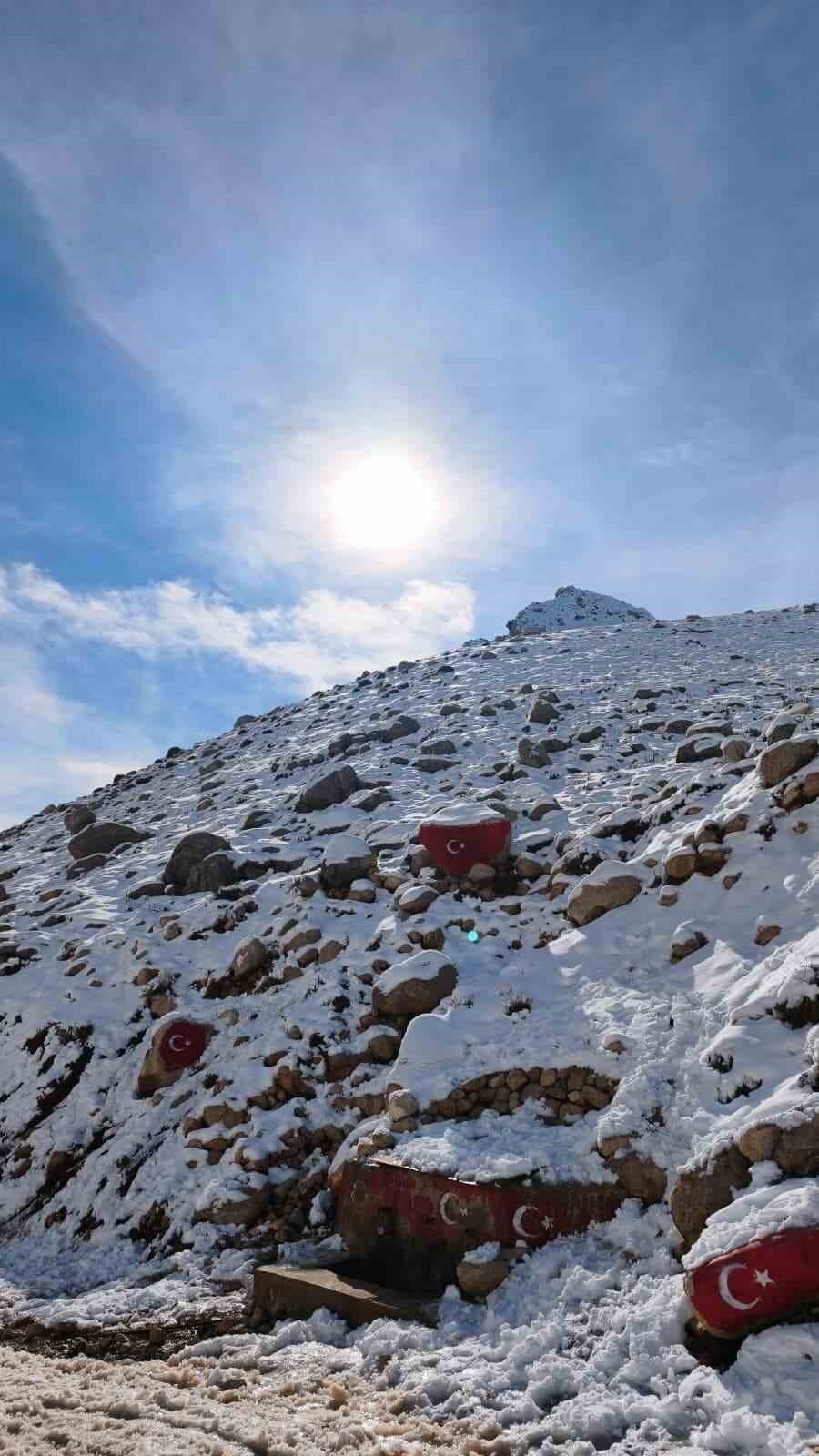 ANTALYA'NIN KAŞ İLÇESİNDE SOĞUK HAVANIN ETKİLİ OLDUĞU YÜKSEK RAKIMLI BÖLGELER KAR YAĞIŞIYLA...