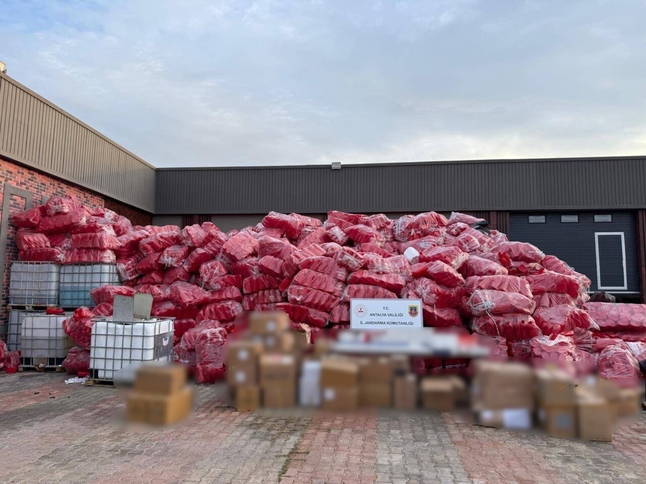 ANTALYA'NIN KEPEZ İLÇESİNDE JANDARMANIN BİR İŞYERİNDE GERÇEKLEŞTİRDİĞİ ARAMADA 52 BİN LİTRE KAÇAK...