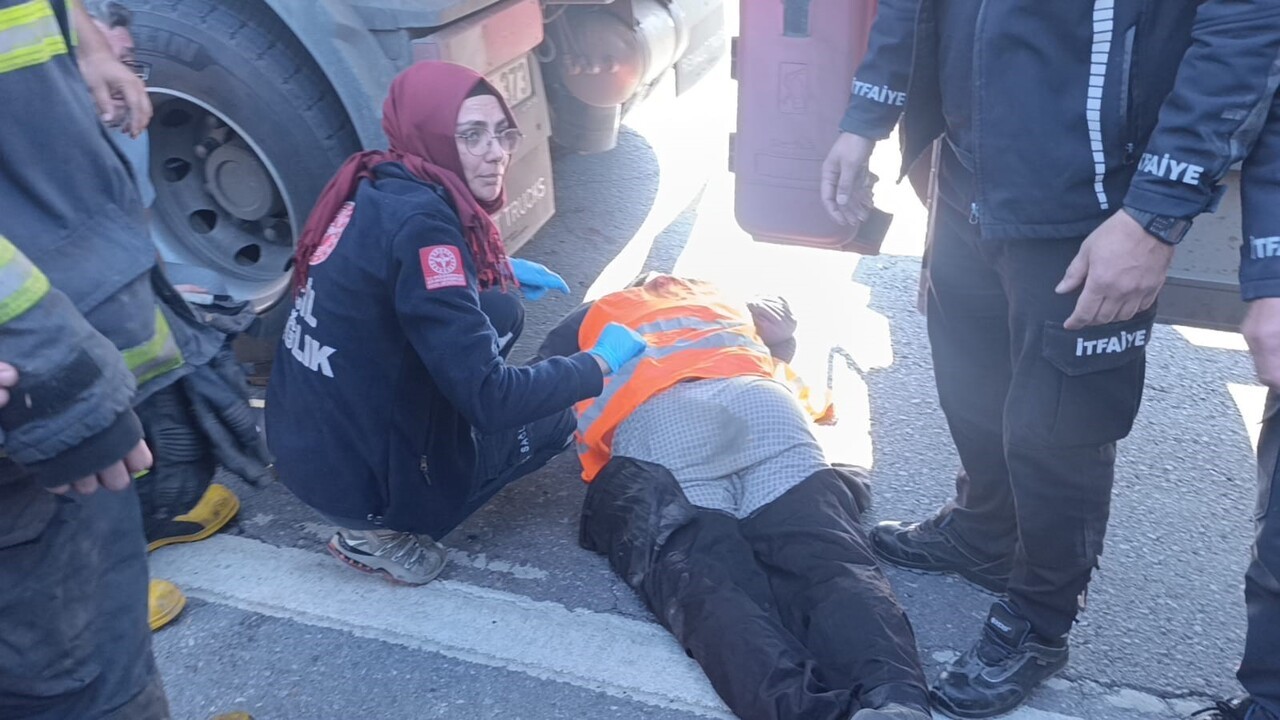 ANTALYA'NIN MANAVGAT İLÇESİNDE  D-400 KARAYOLU ÇEVREYOLUNDA YAPILAN BAKIM ÇALIŞMASINDA GÖREVLİ...