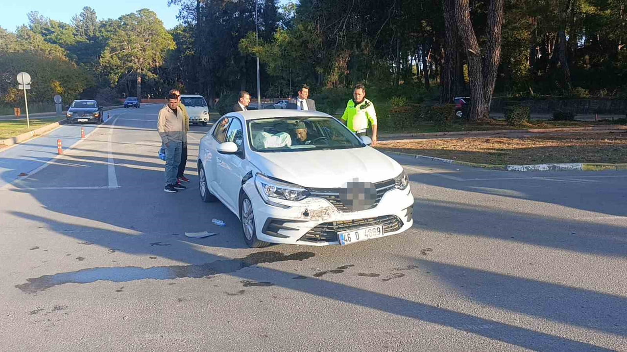 ANTALYA'NIN MANAVGAT İLÇESİNDE KAVŞAK SİSTEMİNDE İKİ OTOMOBİLİN ÇARPIŞMASI SONUCU MEYDANA GELEN...