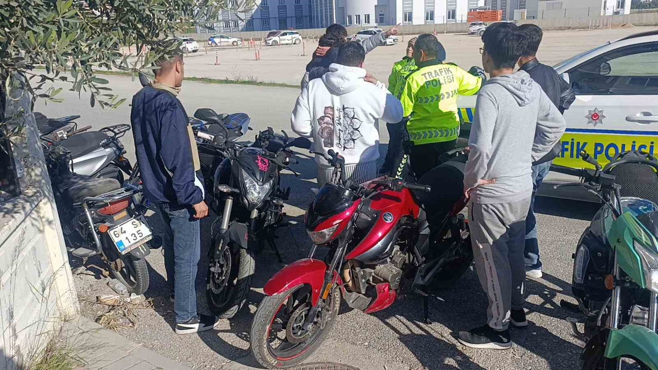 ANTALYA'NIN MANAVGAT İLÇESİNDE KYK KIZ ÖĞRENCİ YURDU ÖNÜNDE  YOLUN KARŞISINA GEÇMEKTE OLAN 6...