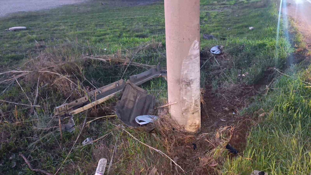 ANTALYA'NIN MANAVGAT İLÇESİNDE OTOMOBİLİN AYDINLATMA DİREĞİNE ÇARPMASI SONUCU MEYDANA GELEN TRAFİK...