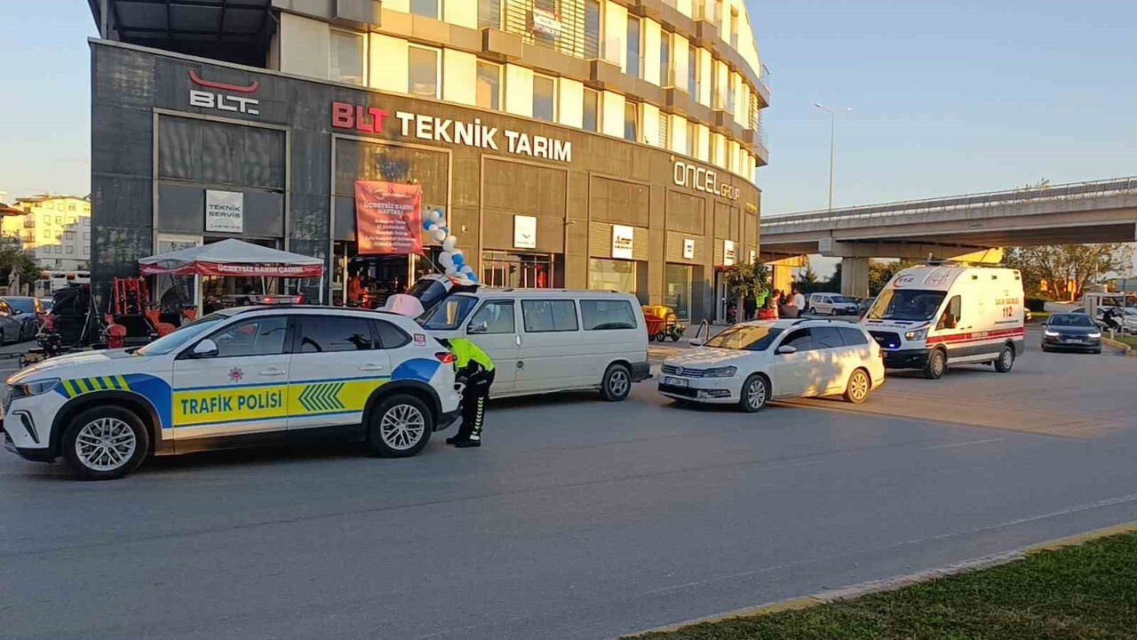 ANTALYA'NIN MANAVGAT İLÇESİNDE OTOMOBİLLE MOTORLU BİSİKLETİN ÇARPIŞMASI SONUCU MEYDANA GELEN...
