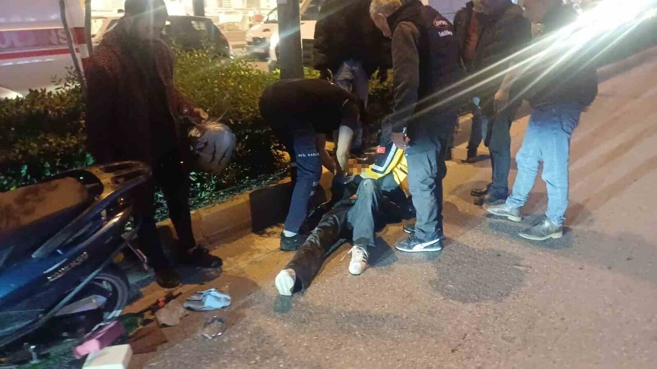 ANTALYA'NIN MANAVGAT İLÇESİNDE SEYİR HALİNDEKİ MOTOSİKLET SOKAKTAN ÇIKAN ARACA ÇARPTI. KAZADA...