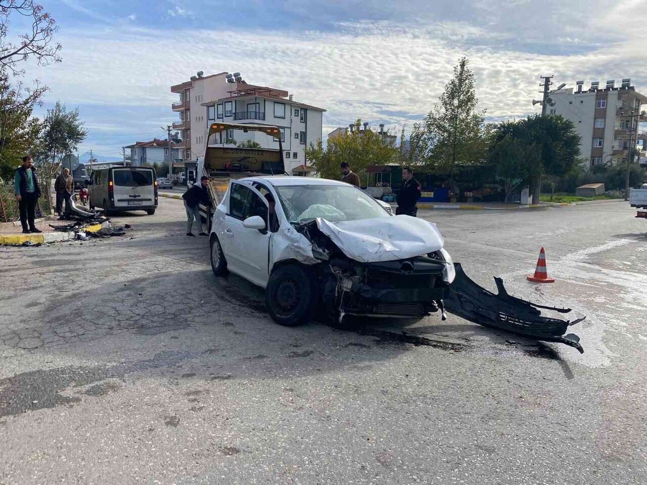 ANTALYA'NIN SERİK İLÇESİNDE HAFİF TİCARİ ARAÇ İLE OTOMOBİLİN KARIŞTIĞI KAZADA 4 KİŞİ...