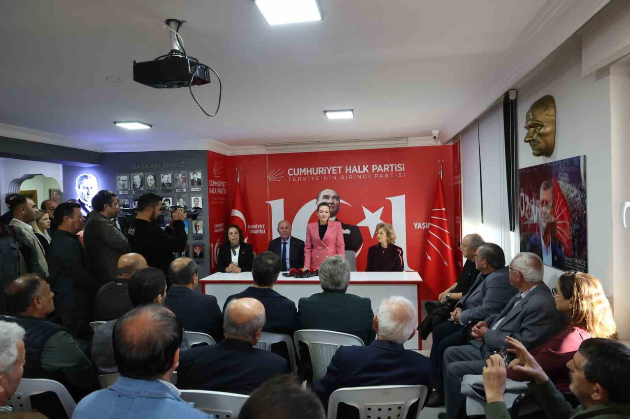 ANTALYA BÜYÜKŞEHİR BELEDİYESİ BAŞKAN VEKİLİ BÜŞRA ÖZDEMİR, ALANYA'DA İLK OLARAK CHP İLÇE ÖRGÜTÜNDE...