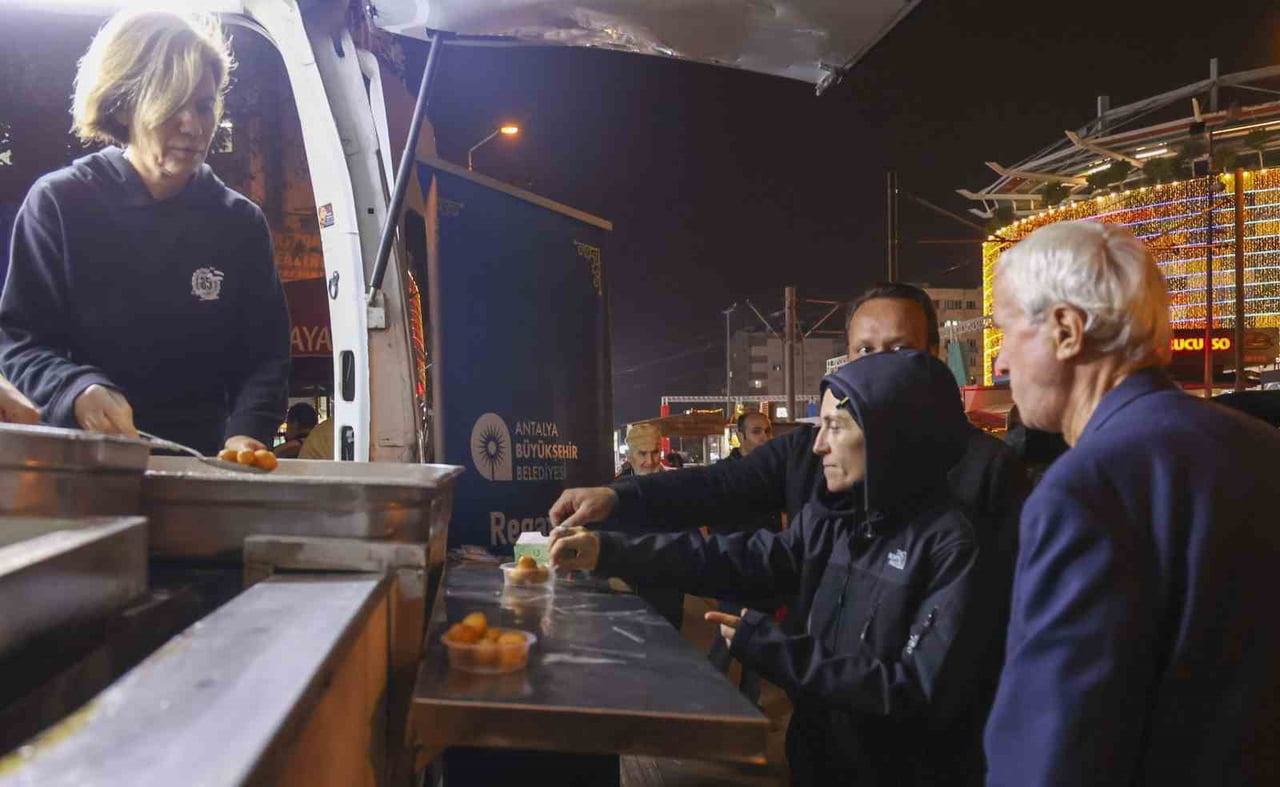 ANTALYA BÜYÜKŞEHİR BELEDİYESİ, REGAİP KANDİLİ DOLAYISIYLA 19 İLÇEDE VATANDAŞLARA LOKMA VE KANDİL...