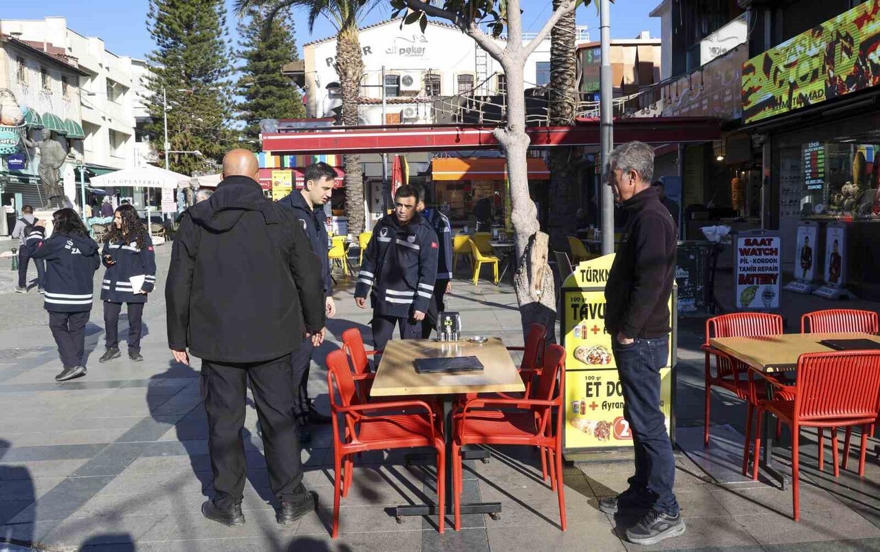 ANTALYA BÜYÜKŞEHİR BELEDİYESİ ZABITA EKİPLERİ, KENT ESTETİĞİNİN KORUNMASI, VATANDAŞLARIN...