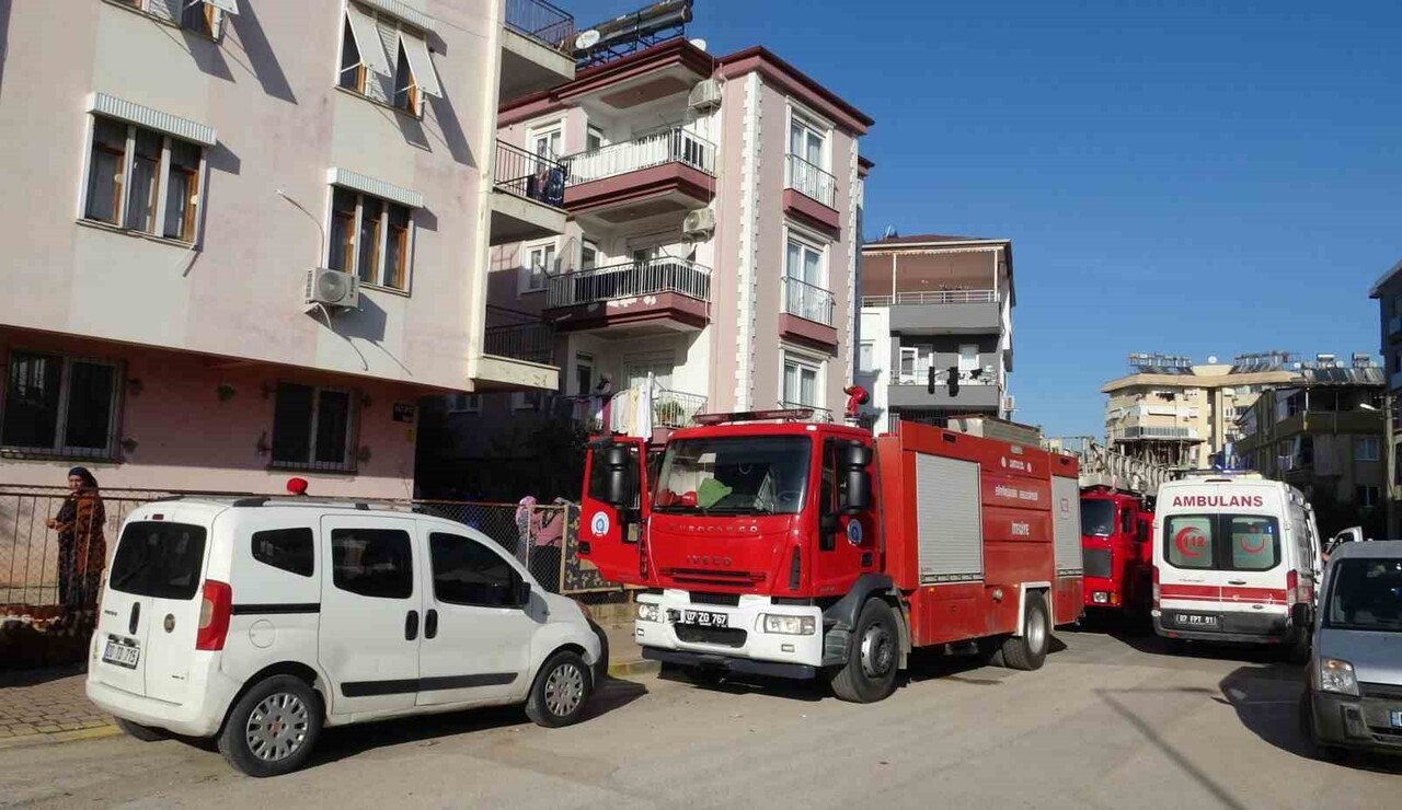 ANTALYA’DA APARTMAN DAİRESİNDE ÇIKAN YANGIN İTFAİYE EKİPLERİNİN HIZLI MÜDAHALESİ İLE BÜYÜMEDEN...