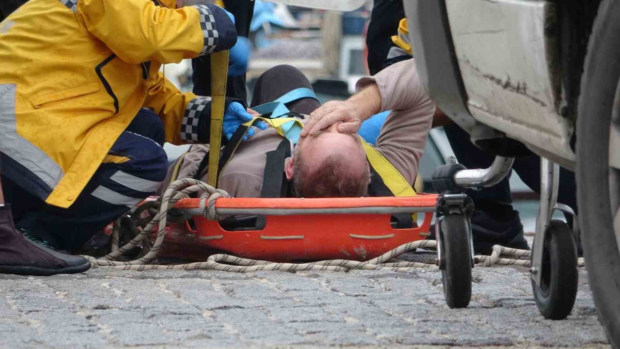 ANTALYA’DA BALIK TUTMAK İÇİN 30 METRELİK FALEZLERDEN İNEN 60 YAŞINDAKİ ADAM, KAYALIK ALANDA...