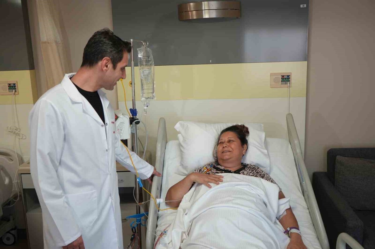 ANTALYA’DA BEYİN ÖLÜMÜ GERÇEKLEŞEN BİR HASTANIN AİLESİ TARAFINDAN BAĞIŞLANAN KARACİĞER VE İKİ...