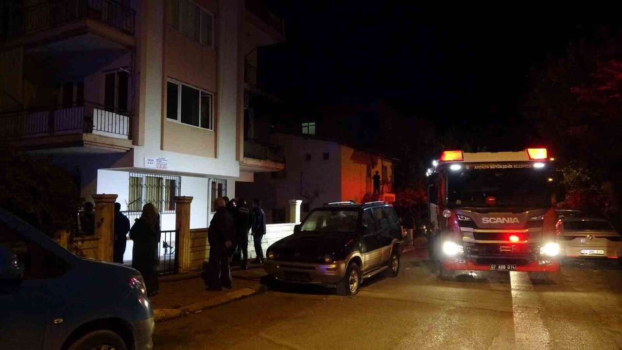 ANTALYA’DA BİR DAİREDE ÇIKAN YANGIN İTFAİYE EKİPLERİNİN HIZLI MÜDAHALESİ İLE SÖNDÜRÜLDÜ. YANGINDA...