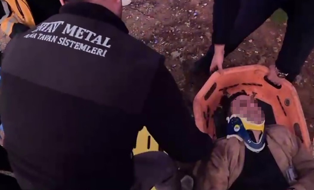 ANTALYA’DA DİREKSİYON HAKİMİYETİNİ KAYBEDEREK UÇURUMA YUVARLANAN ARAÇTAKİ YARALI SÜRÜCÜYÜ AFAD VE...