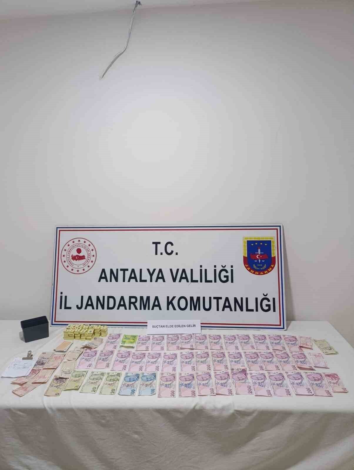 ANTALYA’DA JASAT EKİPLERİNİN KUMAR İLE MÜCADELE KAPSAMINDA YAPTIĞI ÇALIŞMALARDA MAHALLE MUHTARI VE...