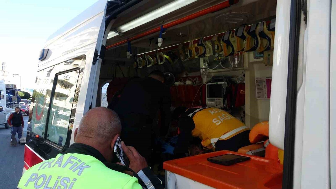 ANTALYA’DA KAVŞAK SİSTEMİNDE İKİ MOTOSİKLETİN ÇARPIŞMASI SONUCU 2 SÜRÜCÜ YARALANDI.