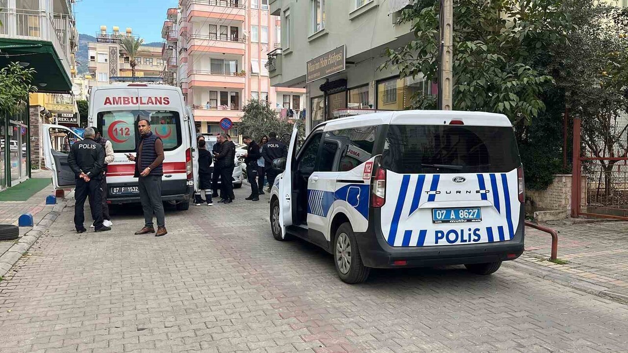 ANTALYA’NIN ALANYA İLÇESİNDE ALACAK VERECEK MESELESİ YÜZÜNDEN ÇIKAN TARTIŞMA, BIÇAKLI KAVGAYA...