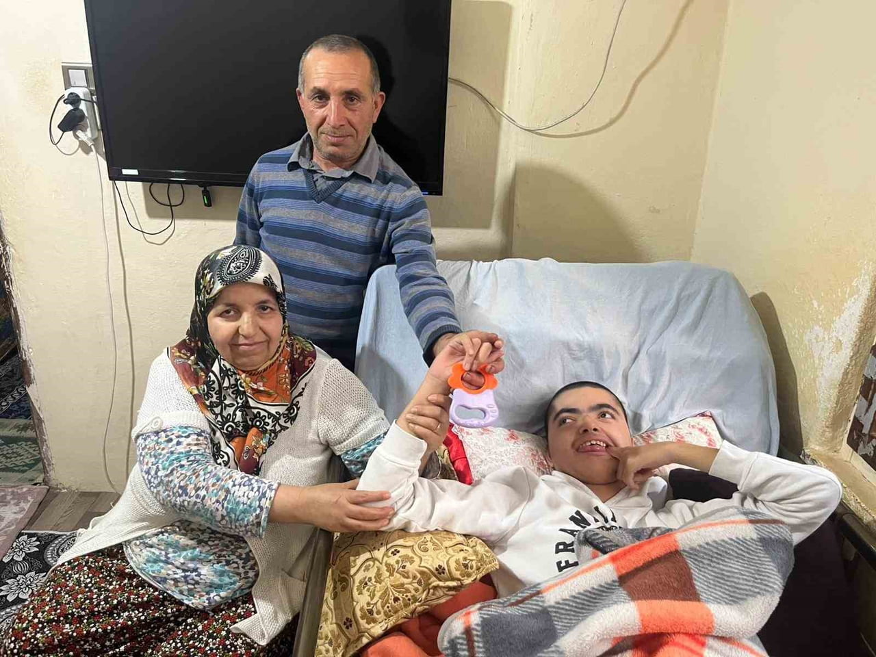 ANTALYA’NIN ALANYA İLÇESİNDE YAŞAYAN DOĞUŞTAN BEDENSEL VE ZİHİNSEL ENGELLİ 18 YAŞINDAKİ TUNAHAN...