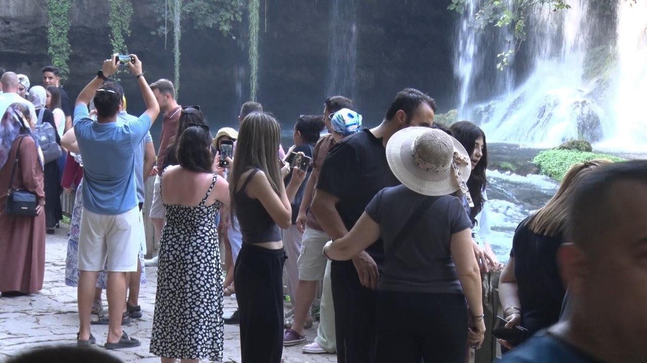 ANTALYA’NIN EN ÖNEMLİ DOĞAL SİMGELERİ ARASINDA YER ALAN DÜDEN ŞELALESİ, 2025 YILI BOYUNCA YERLİ VE...