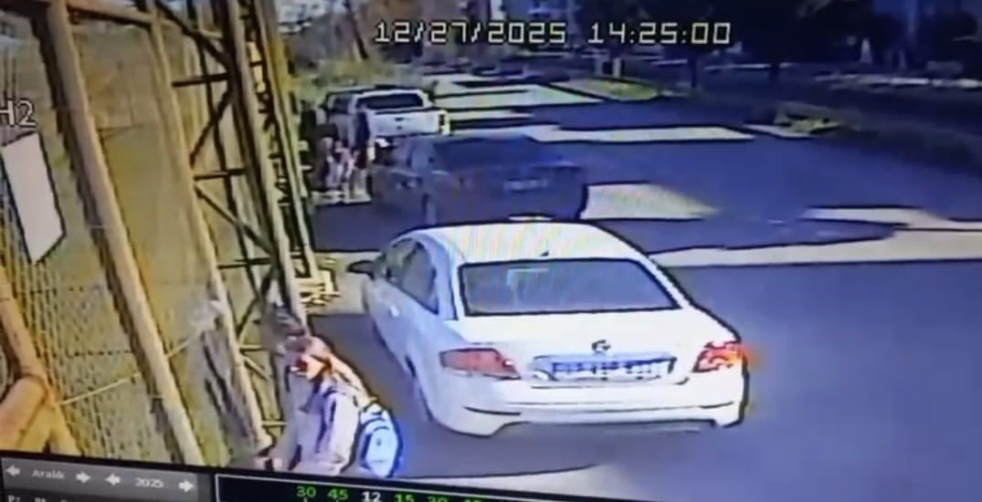 ANTALYA’NIN MANAVGAT İLÇESİNDE ELEKTRİKLİ SCOOTER İLE SEYİR HALİNDEYKEN YOLDAKİ ÇUKURDAN KAÇMAK...