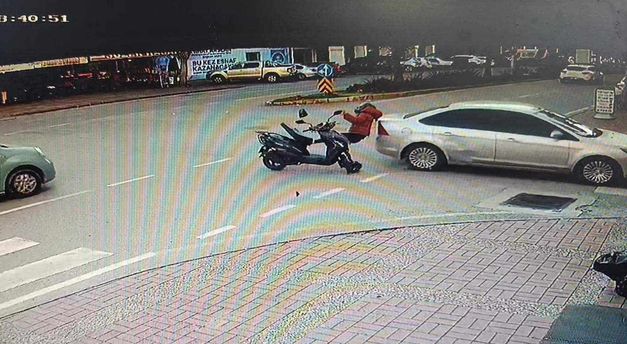 ANTALYA’NIN MANAVGAT İLÇESİNDE MOTOSİKLET İLE OTOMOBİL KONTROLSÜZ KAVŞAKTA ÇARPIŞTI. KAZA ANI...