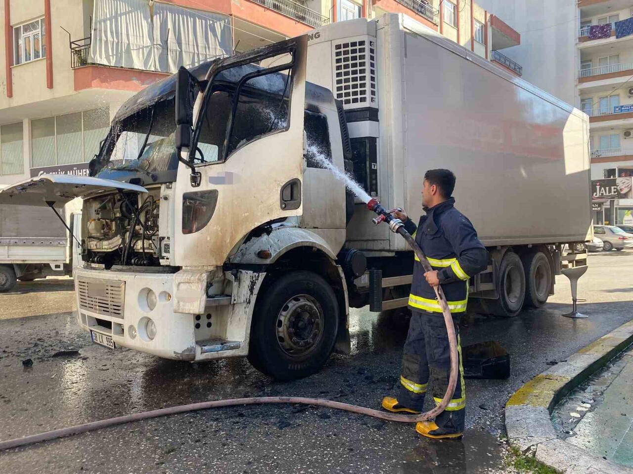 ANTALYA’NIN SERİK İLÇESİNDE PARK HALİNDEKİ BİR KAMYON, ÇIKAN YANGINDA KULLANILAMAZ HALE...