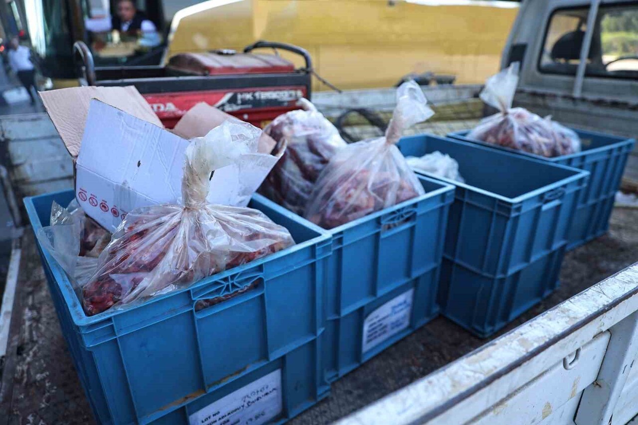 ANTALYA OTOGARI’NDA KÜTAHYA’DAN GELEN BİR YOLCU OTOBÜSÜNÜN BAGAJINDA USULSÜZ TAŞINAN ET ELE...