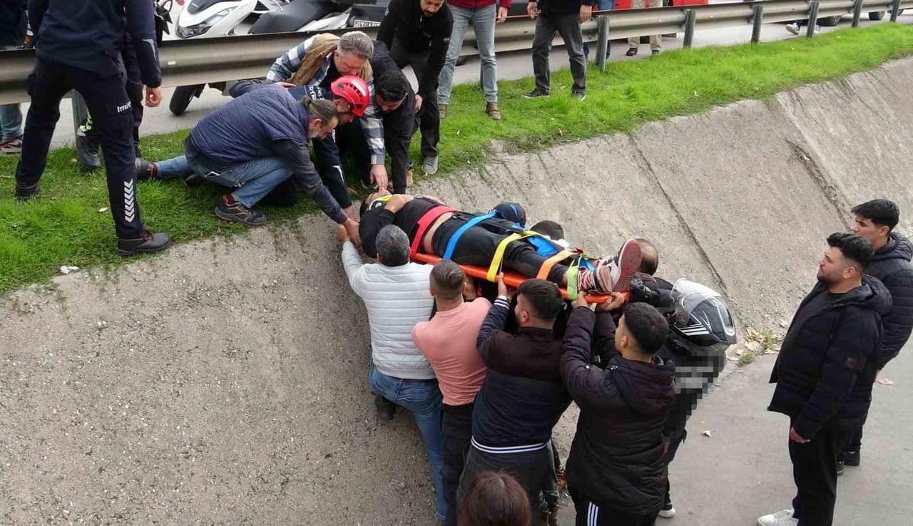 ANTALYA7DA YAYAYA YOL VERMEK İÇİN DURAN MOTOSİKLET SÜRÜCÜSÜ ARKADAN GELEN ARACIN ÇARPMASI SONUCU...