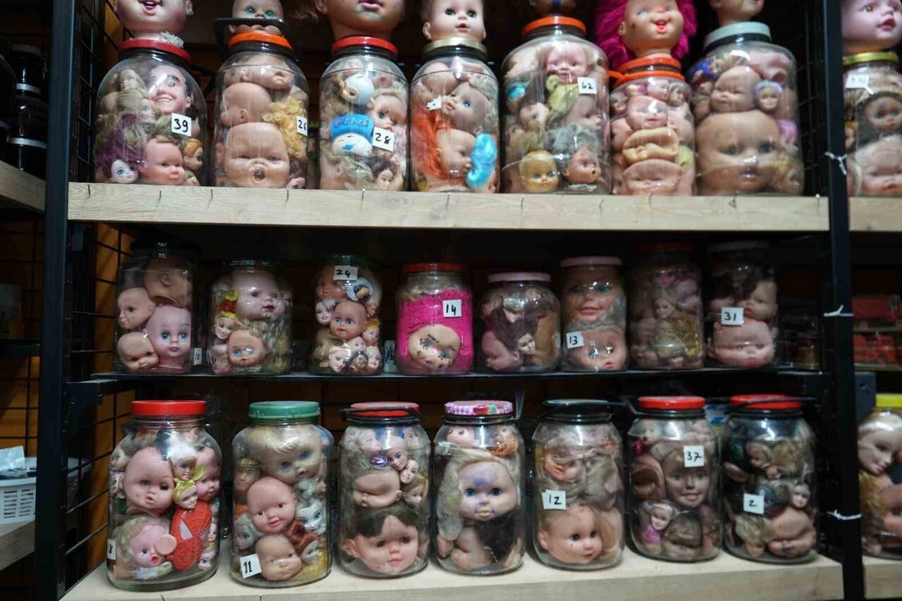 ANTİKA DÜKKANI İŞLETEN HAMDİ DİNİBÜTÜNOĞLU, YALNIZ YAŞAYAN BİR KOLEKSİYONERDEN SATIN ALDIĞI VE...