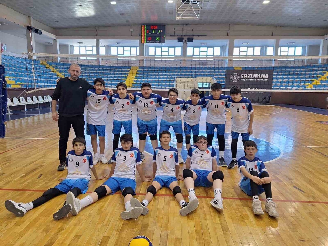 ANTRENÖR MUHAMMET MACİT YÖNETİMİNDEKİ OLTU CUMHURİYET ORTAOKULU, YILDIZLAR VOLEYBOL İL...