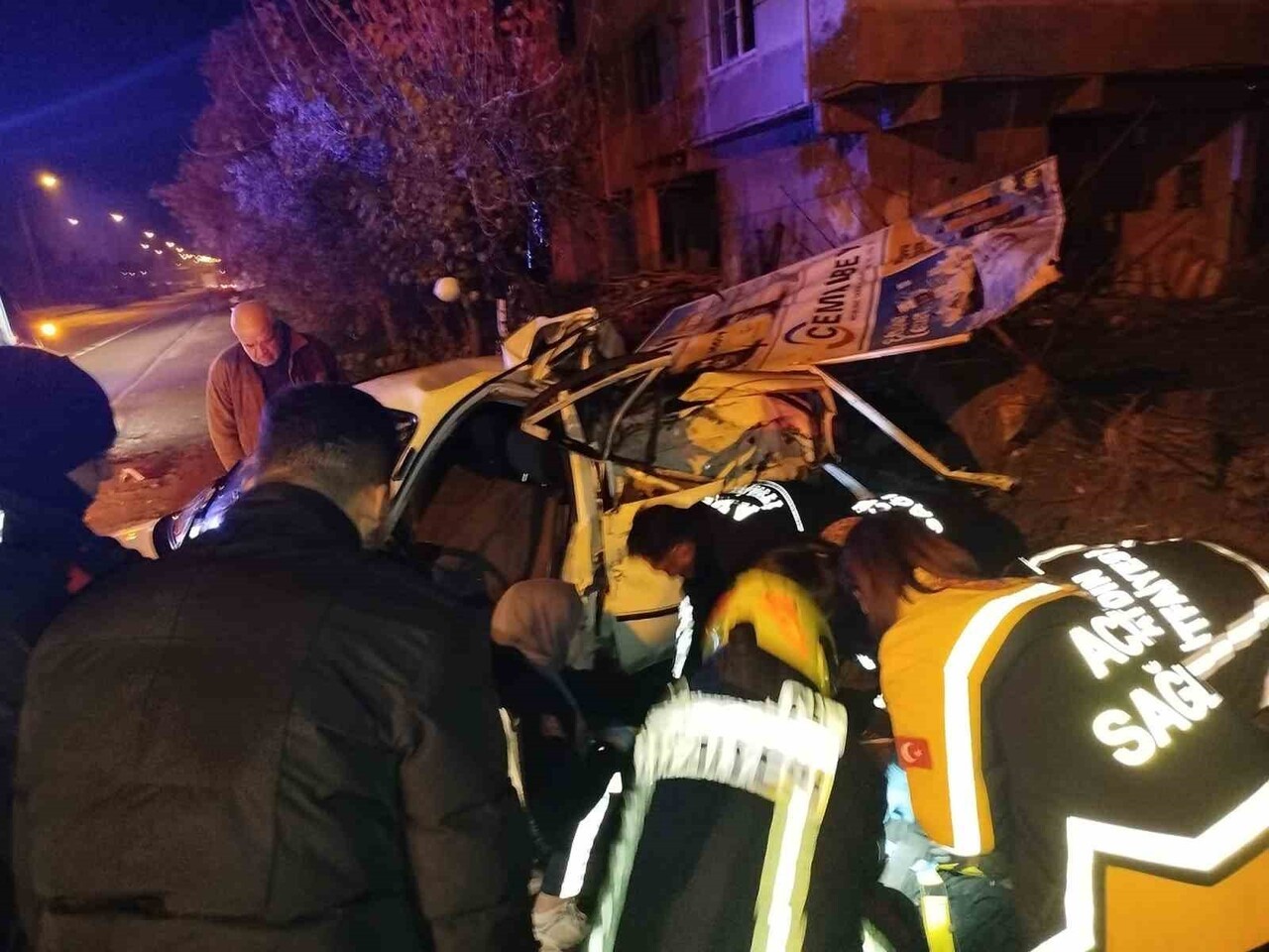 ARAÇTA SIKIŞAN SÜRÜCÜYÜ İTFAİYE EKİPLERİ KURTARDI