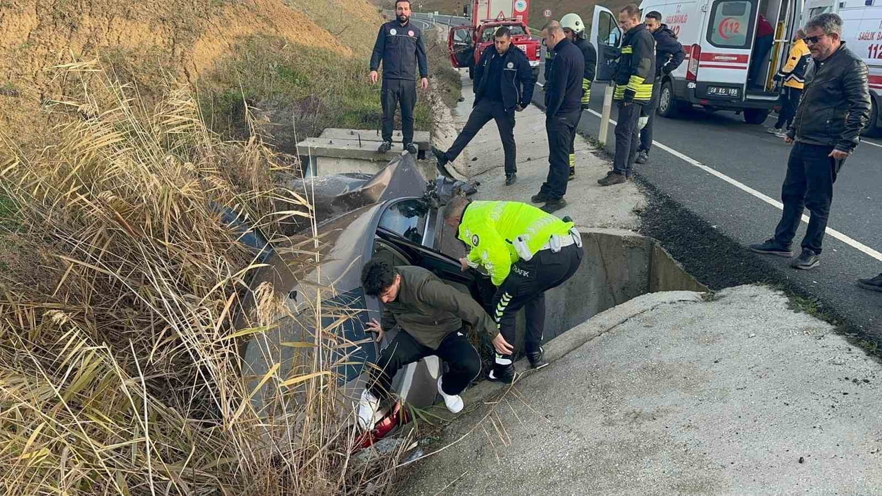 ARAÇTA SIKIŞAN YARALILARI İTFAİYE KURTARDI.