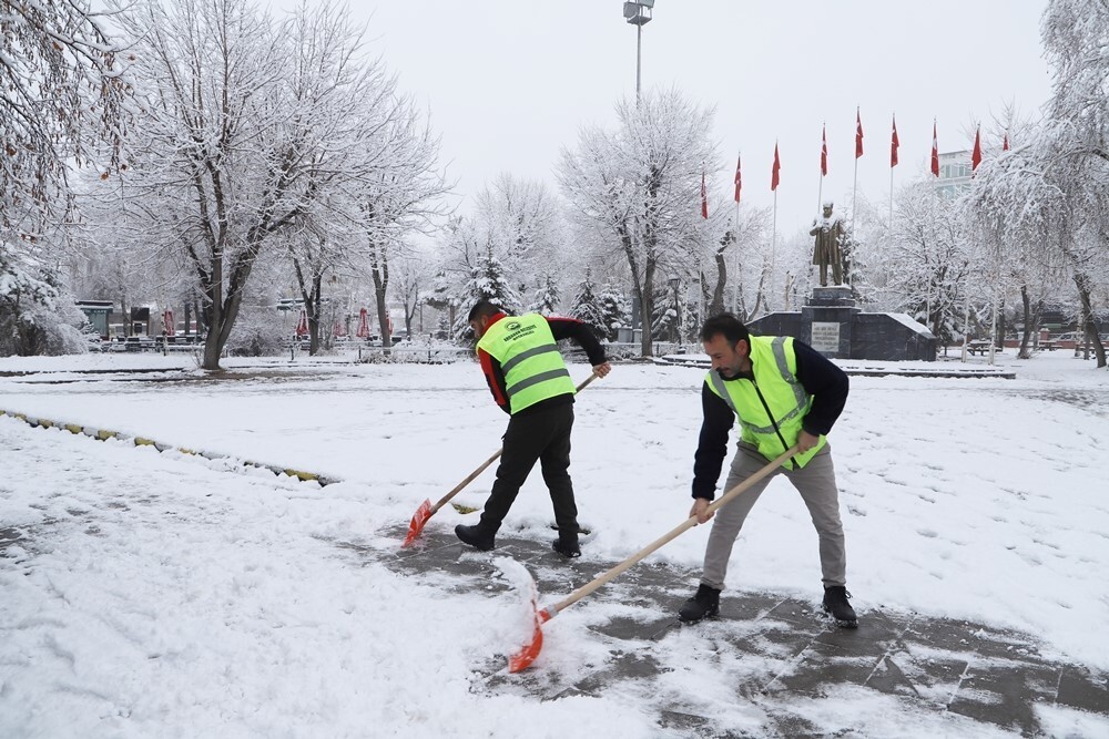 ARDAHAN'DA BELEDİYEDEN KARLA MÜCADELE. (OLGUN YILDIZ/ARDAHAN-İHA)