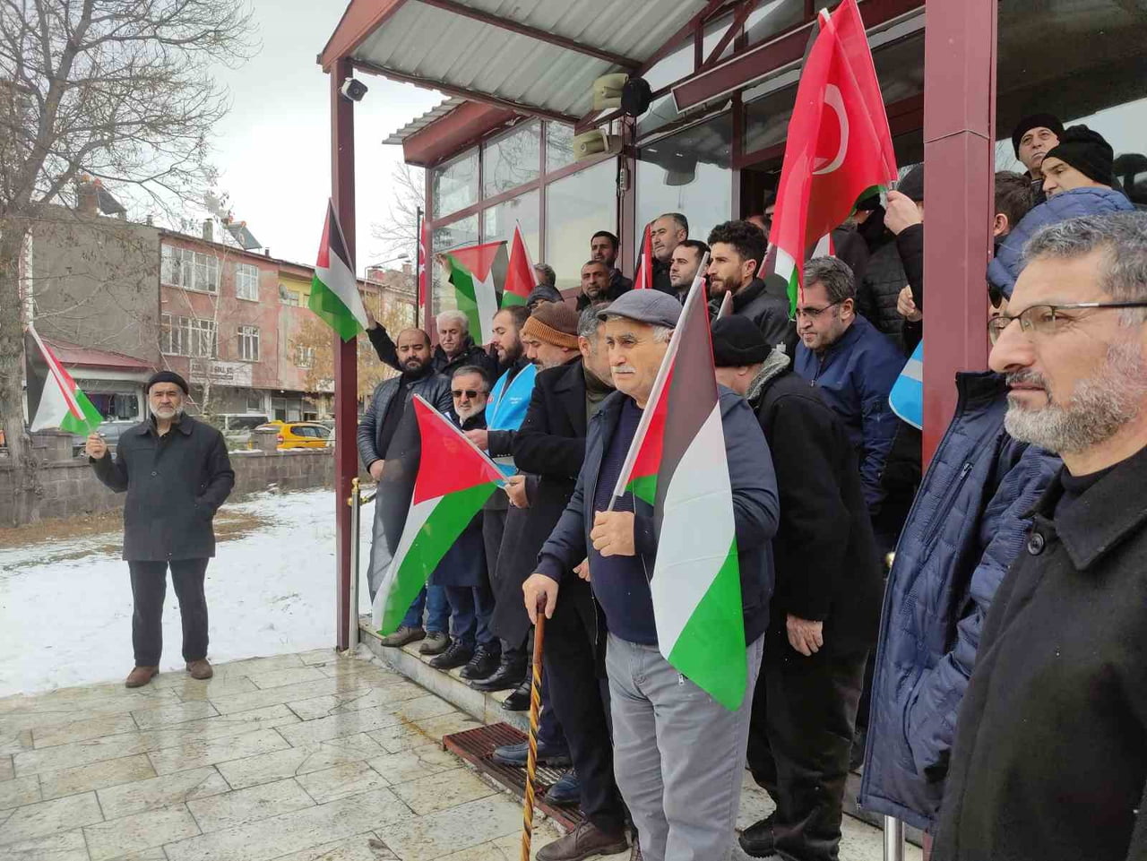 ARDAHAN'DA BİR GRUP, CUMA NAMAZI ÇIKIŞI İSRAİL'İ PROTESTO EDEREK, FİLİSTİN'E DESTEK ÇAĞRISINDA...