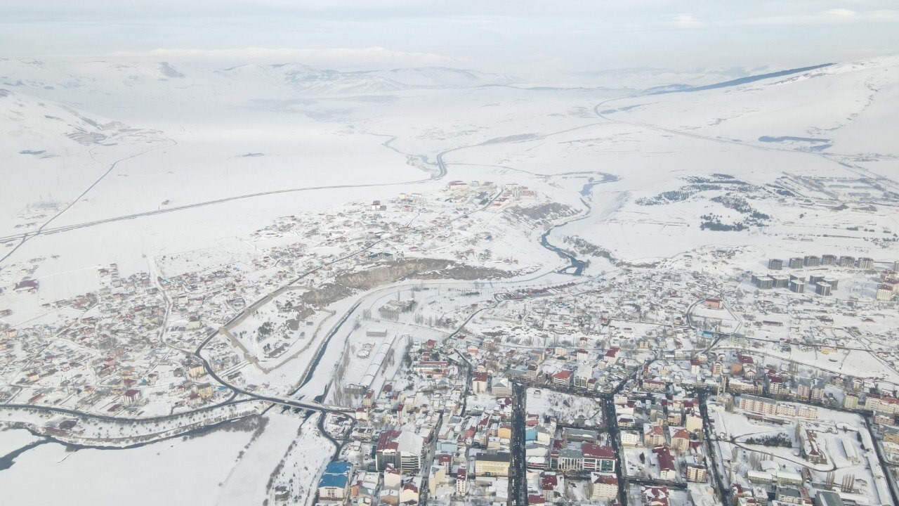 ARDAHAN'DA GECE SAATLERİNDEN İTİBAREN ETKİLİ OLAN KAR YAĞIŞI, KENT MERKEZİNİ ADETA BEYAZ BİR...