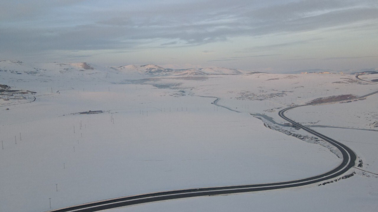 ARDAHAN'DA GECE SAATLERİNDEN İTİBAREN ETKİLİ OLAN KAR YAĞIŞI, KENT MERKEZİNİ ADETA BEYAZ BİR...