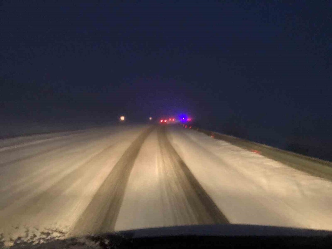 ARDAHAN'DA KAR VE YOĞUN TİPİ ULAŞIMI AKSATIYOR. (OLGUN YILDIZ/ARDAHAN-İHA)