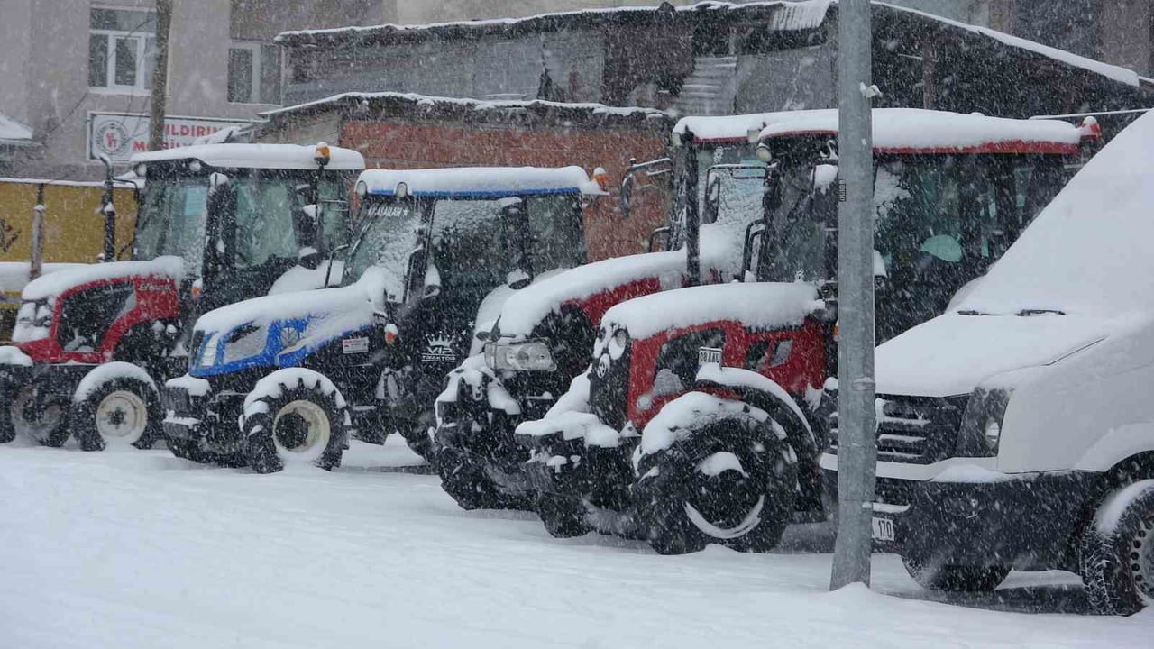 ARDAHAN’DA KAR YAĞIŞIYLA BİRLİKTE KENT MERKEZİ KISA SÜREDE BEYAZ ÖRTÜYLE KAPLANDI